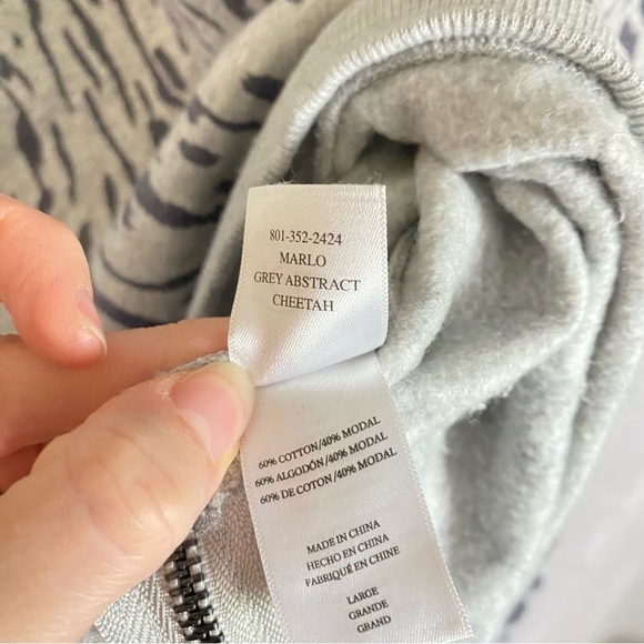 Rails Marlo Sweater Abstract Cheetah Print in Grey Women’s Sz L Side Zip Accents - Picture 9 of 12